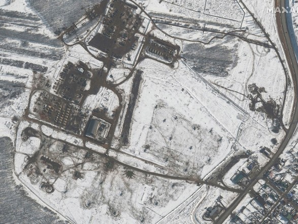 Новые спутниковые снимки демонстрируют активизацию российских войск у границ Украины