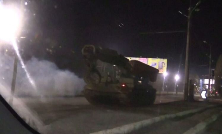 Агентство Reuters распространяет кадры с передвижением колонны военной техники на подступах к Донецку | Агентство Reuters распространяет кадры с передвижением колонны военной техники на подступах к Донецку |
