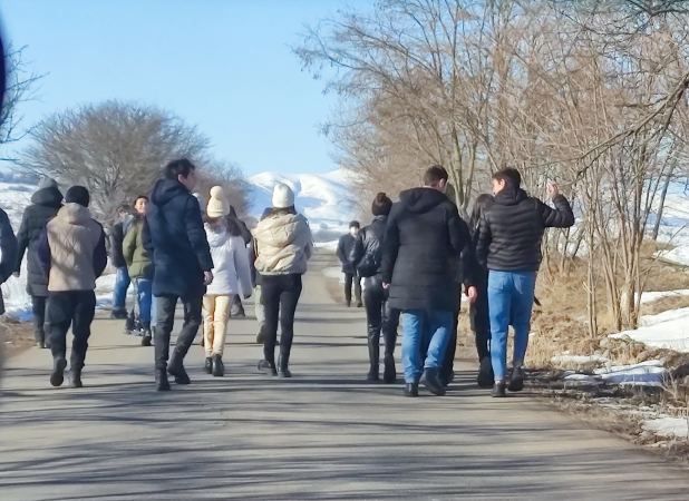 Սբ. Սարգսի տոնին Ախալցխայի երիտասարդությունը ավանդության համաձայն ոտքով բարձրանում է Սազել գյուղի Ս. Սարգսի մատուռ Սբ. Սարգսի տոնին Ախալցխայի երիտասարդությունը ավանդության համաձայն ոտքով բարձրանում է Սազել գյուղի Ս. Սարգսի մատուռ