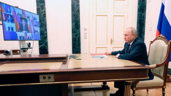 надо помочь добровольцам перебраться в Донбасс