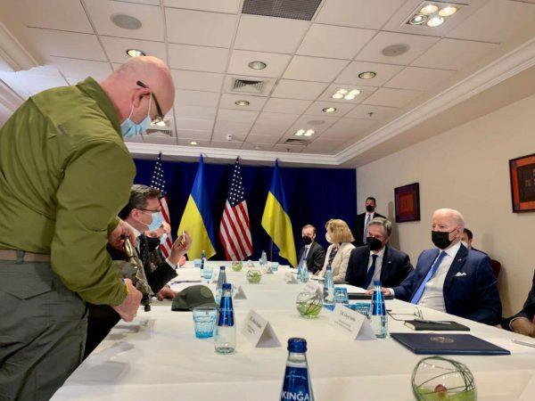 Байден встретился с Кулебой и Резниковым в Варшаве |