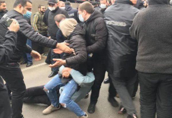 На площади Героев между участниками протеста и полицией произошло противостояние – Правоохранители освободили дорогу |
