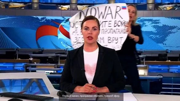 К девушке, которая вышла с плакатом в эфир телеканала РФ, приехали адвокаты, но она «исчезла» из Останкино