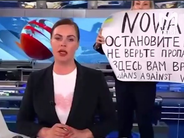 «Не верьте в пропаганду, вам тут врут»: в эфир российского телеканала ворвалась девушка с антивоенным плакатом