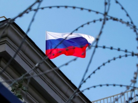 Отключение 7 банков РФ от SWIFT, запрет продажи евро и прочее: санкции ЕС вступают в силу