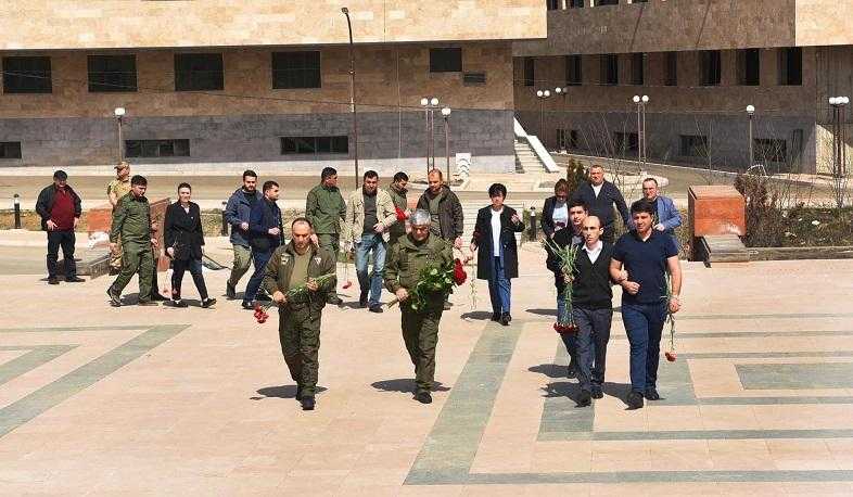 Представители исполнительной и законодательной власти Арцаха почтили память героев Четырехдневной апрельской войны | Представители исполнительной и законодательной власти Арцаха почтили память героев Четырехдневной апрельской войны |
