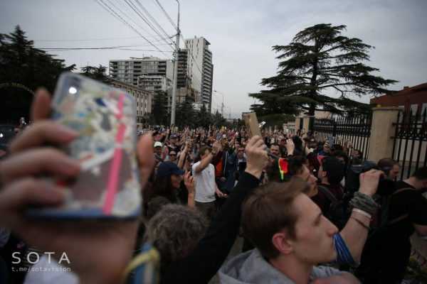 У посольства Киева в Тбилиси прошла акция солидарности с Украиной |