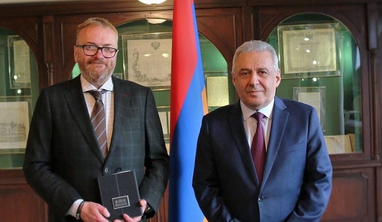 ՌԴ-ում ՀՀ դեսպանը Պետդումայի պատգամավորին հանձնել է ՀՀ ԱԺ նախագահի հուշամեդալը ՌԴ-ում ՀՀ դեսպանը Պետդումայի պատգամավորին հանձնել է ՀՀ ԱԺ նախագահի հուշամեդալը