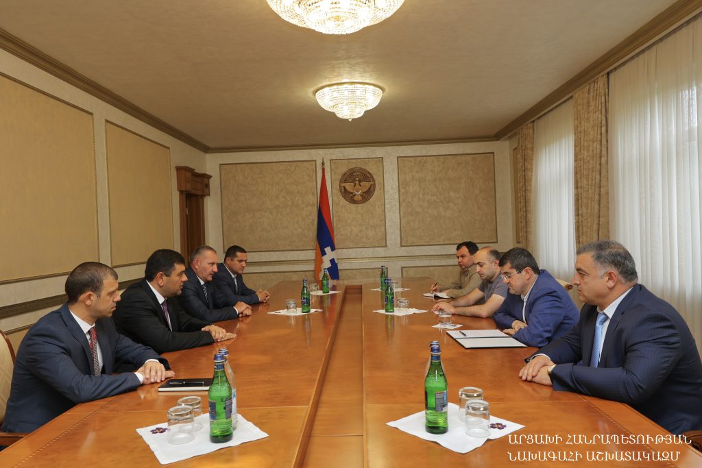Արցախի նախագահը և Կապանի քաղաքապետը կարևորել են համայնքների միջև կապերի ամրապնդումը
17.06.2022 . Արցախ Արցախի նախագահը և Կապանի քաղաքապետը կարևորել են համայնքների միջև կապերի ամրապնդումը
17.06.2022 . Արցախ