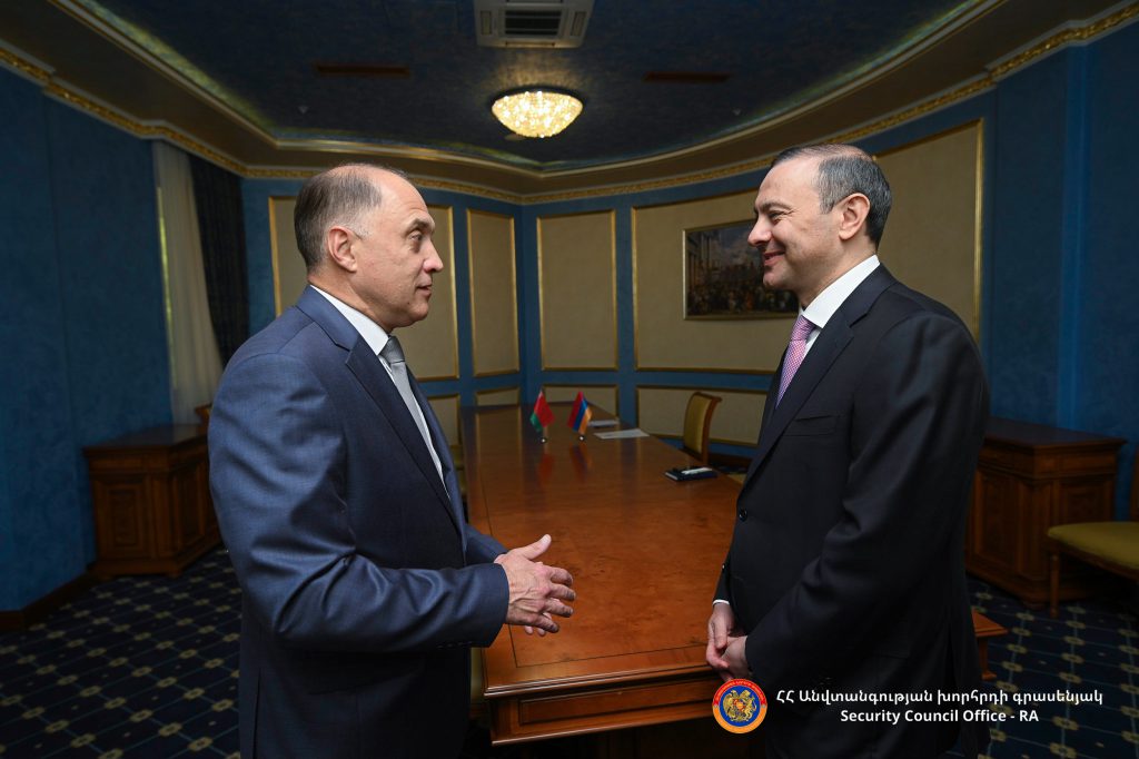 Արմեն Գրիգորյանը և Բելառուսի ԱԽ պետական քարտուղարը քննարկել են հայ-բելառուսական համագործակցության օրակարգին առնչվող հարցեր
16.06.2022 . Միջազգային Արմեն Գրիգորյանը և Բելառուսի ԱԽ պետական քարտուղարը քննարկել են հայ-բելառուսական համագործակցության օրակարգին առնչվող հարցեր
16.06.2022 . Միջազգային