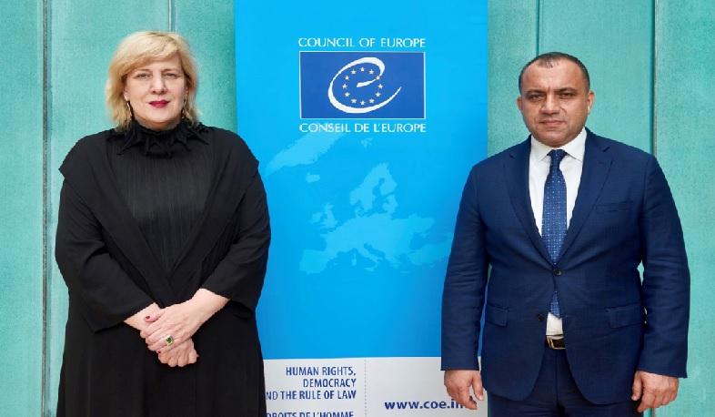 ՍԴ նախագահը Դունյա Միյատովիչի հետ զրույցում շեշտել է հայ ռազմագերիների հայրենադարձման հարցի հրատապությունը
24.06.2022 . Արցախ ՍԴ նախագահը Դունյա Միյատովիչի հետ զրույցում շեշտել է հայ ռազմագերիների հայրենադարձման հարցի հրատապությունը
24.06.2022 . Արցախ