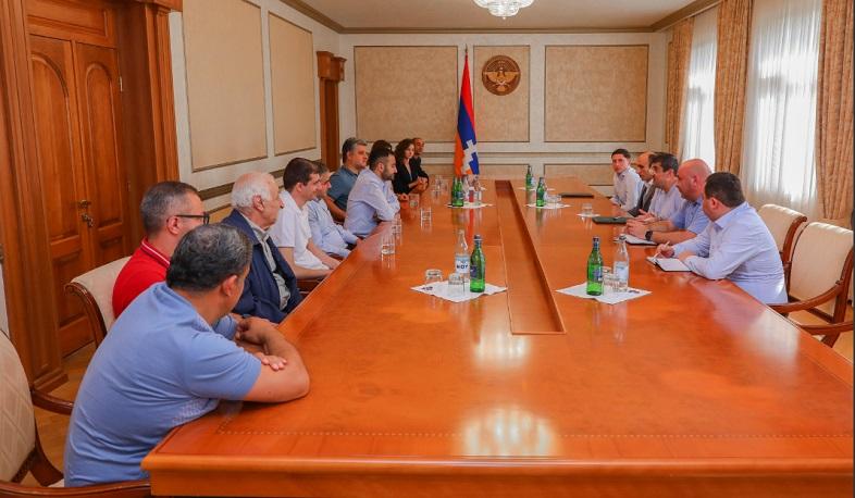 Բնակարանաշինությունն առաջնահերթ խնդիրներից է. Արցախի նախագահն ընդունել է «100 տուն Արցախում» ծրագրի նվիրատուներին
31.07.2022 . Արցախ Բնակարանաշինությունն առաջնահերթ խնդիրներից է. Արցախի նախագահն ընդունել է «100 տուն Արցախում» ծրագրի նվիրատուներին
31.07.2022 . Արցախ