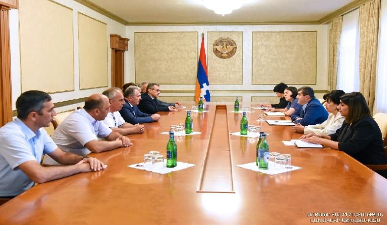Նախագահ Հարությունյանն ընդունել է ՀՀ ԳԱԱ պատվիրակությանը
25.08.2022 . Արցախ Նախագահ Հարությունյանն ընդունել է ՀՀ ԳԱԱ պատվիրակությանը
25.08.2022 . Արցախ