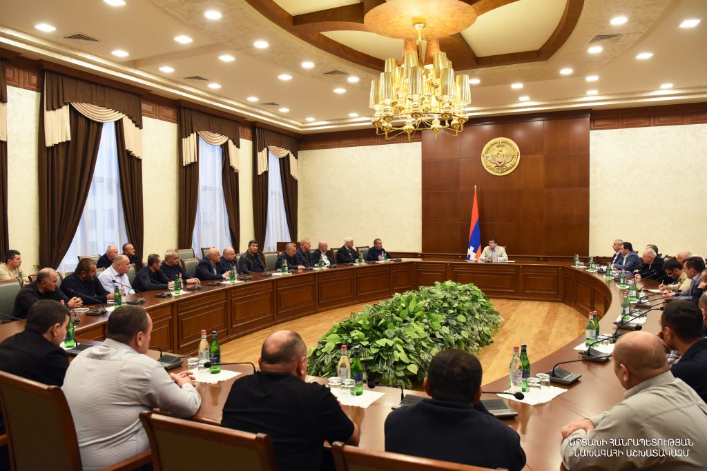 Արայիկ Հարությունյանն Արցախի պահեստազորի սպաների միության անդամների հետ քննարկել է առկա մարտահրավերները
22.10.2022 . Արցախ Արայիկ Հարությունյանն Արցախի պահեստազորի սպաների միության անդամների հետ քննարկել է առկա մարտահրավերները
22.10.2022 . Արցախ