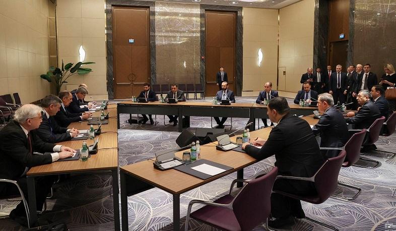 ՀՀ, ՌԴ և Ադրբեջանի ԱԳ նախարարների հանդիպմանը մտքեր են փոխանակվել խաղաղության պայմանագրի մշակման և ԼՂ հիմնահարցի կարգավորման շուրջ
14.10.2022 . Արցախ ՀՀ, ՌԴ և Ադրբեջանի ԱԳ նախարարների հանդիպմանը մտքեր են փոխանակվել խաղաղության պայմանագրի մշակման և ԼՂ հիմնահարցի կարգավորման շուրջ
14.10.2022 . Արցախ