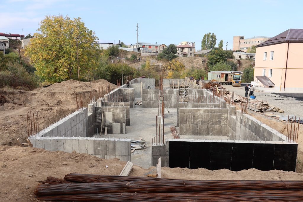 Ստեփանակերտում մեկնարկել են նոր բազմաբնակարան շենքի կառուցման աշխատանքները
17.11.2022 . Արցախ Ստեփանակերտում մեկնարկել են նոր բազմաբնակարան շենքի կառուցման աշխատանքները
17.11.2022 . Արցախ