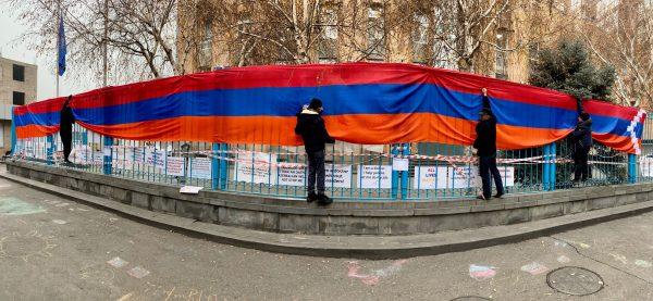Արցախի 22-մետրանոց դրոշը՝ ՄԱԿ-ի հայաստանյան գրասենյակի ցանկապատին
		19.12.2022 . Արցախ