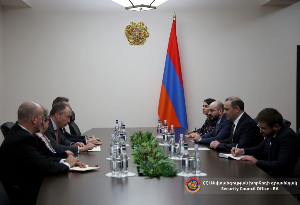Արմեն Գրիգորյանը և Տոյվո Կլաարը քննարկել են Լաչինի միջանցքի արգելափակման հետևանքով առաջացած հումանիտար ճգնաժամը
23.01.2023 . Արցախ Արմեն Գրիգորյանը և Տոյվո Կլաարը քննարկել են Լաչինի միջանցքի արգելափակման հետևանքով առաջացած հումանիտար ճգնաժամը
23.01.2023 . Արցախ