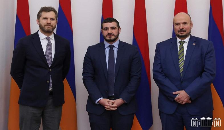 Արման Եղոյանը եվրոպացի պաշտոնյաներին է ներկայացրել Լաչինի միջանցքի արգելափակման հետևանքով ստեղծված իրադրությունը
27.01.2023 . Արցախ Արման Եղոյանը եվրոպացի պաշտոնյաներին է ներկայացրել Լաչինի միջանցքի արգելափակման հետևանքով ստեղծված իրադրությունը
27.01.2023 . Արցախ