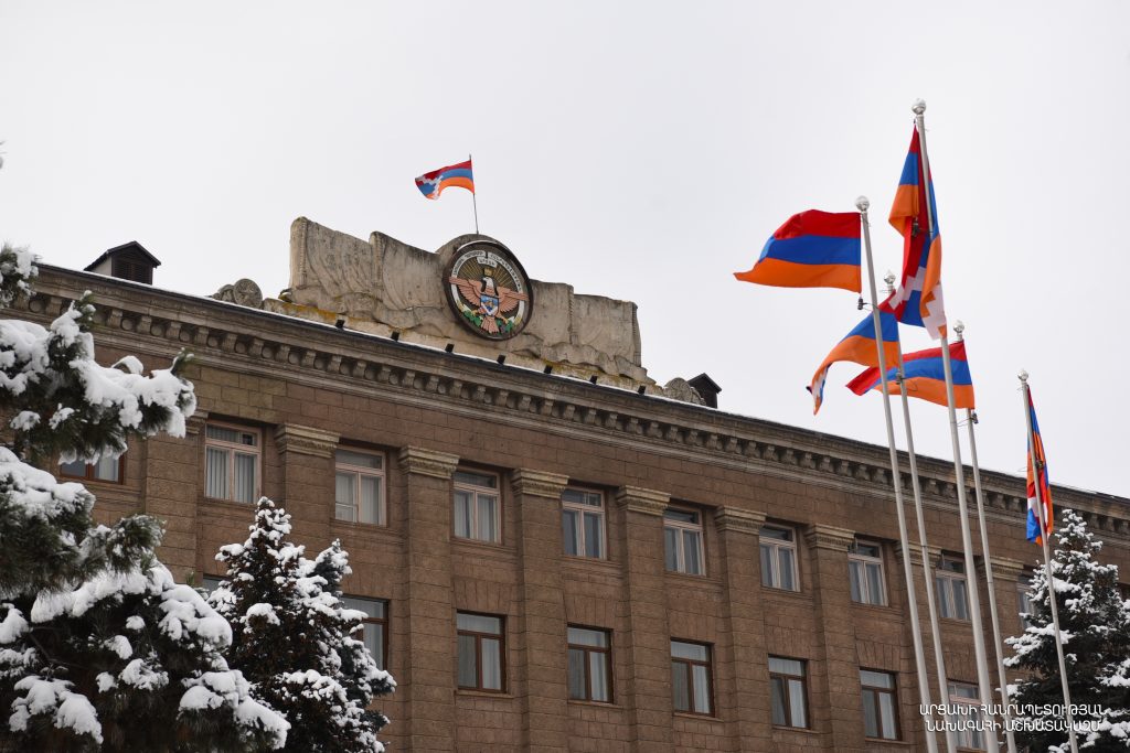 Արարատ Մելքումյանը նշանակվել է Արցախի ԱԱԾ տնօրեն. Արայիկ Հարությունյանը ստորագրել է մի շարք հրամանագրեր
16.01.2023 . Արցախ Արարատ Մելքումյանը նշանակվել է Արցախի ԱԱԾ տնօրեն. Արայիկ Հարությունյանը ստորագրել է մի շարք հրամանագրեր
16.01.2023 . Արցախ