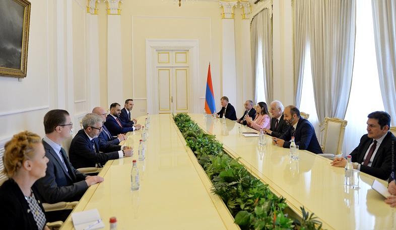 Հայաստանի ձգտումն է՝ բանակցությունների միջոցով վերջնական խաղաղության համաձայնագիր կնքել Ադրբեջանի հետ. Վահագն Խաչատուրյան
03.04.2023 . Տարածաշրջան Հայաստանի ձգտումն է՝ բանակցությունների միջոցով վերջնական խաղաղության համաձայնագիր կնքել Ադրբեջանի հետ. Վահագն Խաչատուրյան
03.04.2023 . Տարածաշրջան