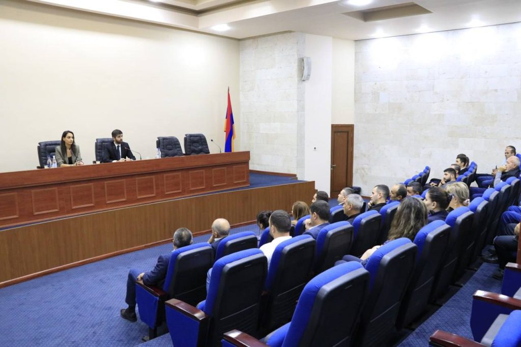 Էկոնոմիկայի նախարարությունում կայացել է 2-րդ հանդիպումը ԼՂ-ից բռնի տեղահանված գործարարների հետ
12.10.2023 . Արցախ Էկոնոմիկայի նախարարությունում կայացել է 2-րդ հանդիպումը ԼՂ-ից բռնի տեղահանված գործարարների հետ
12.10.2023 . Արցախ
