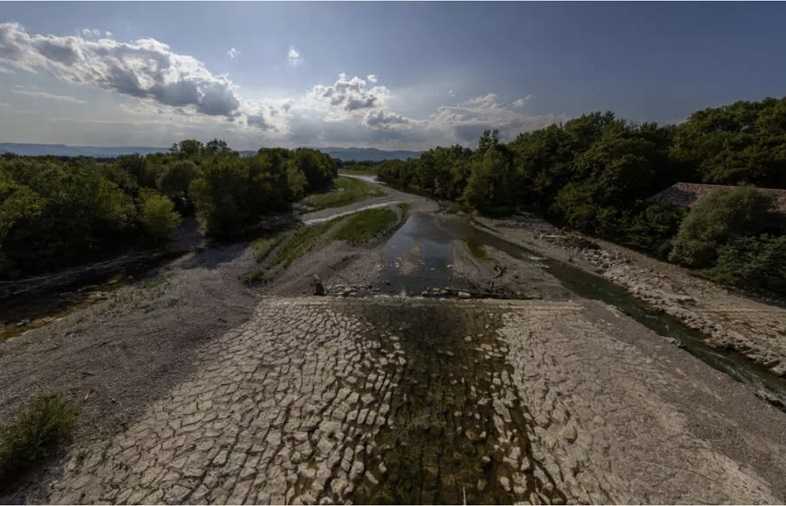 Франция задыхается от новой жары, ограничения на воду усиливаются