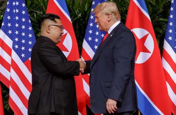 Трамп заявляет, что поддерживает контакт с Ким Чен Ыном