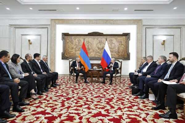 Путин договорился с Николом Пашиняном вести диалог по поводу дальнейших планов Еревана в спокойном режиме в Москве