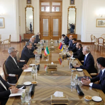 Ընթանում է Արարատ Միրզոյանի և Աբբաս Արաղչիի հանդիպումն ընդլայնված կազմով
